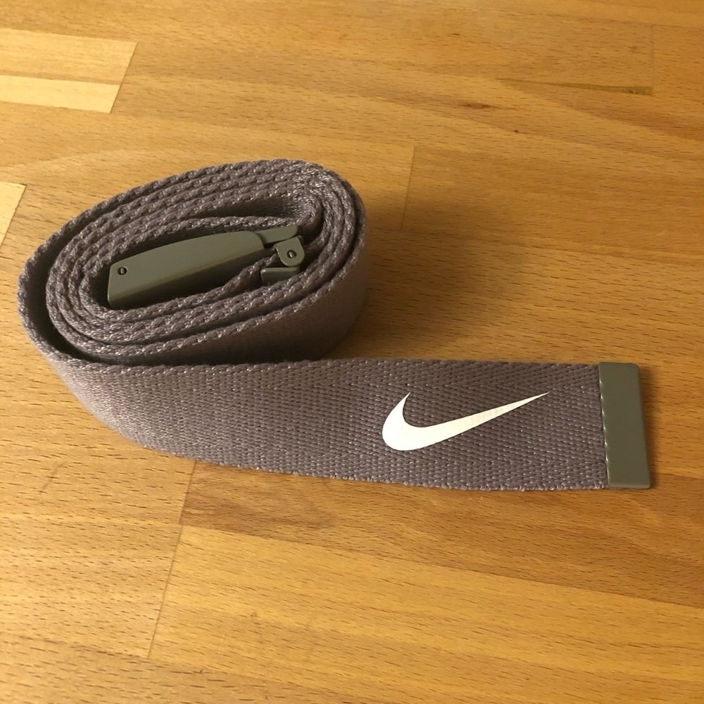 Gray Nike golf web belt